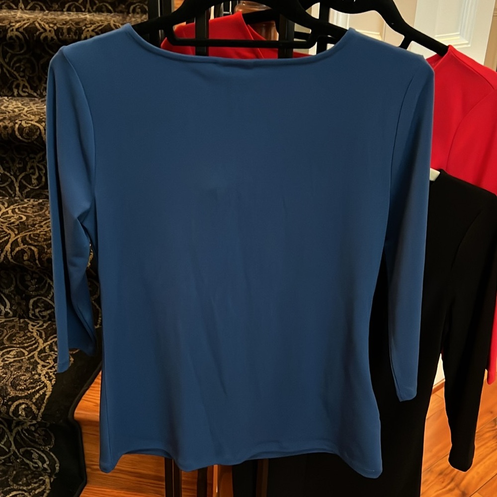 💕Ann Taylor rouched vneck blouse w 3/4 sleeves . Have also in black and red - Picture 3 of 5